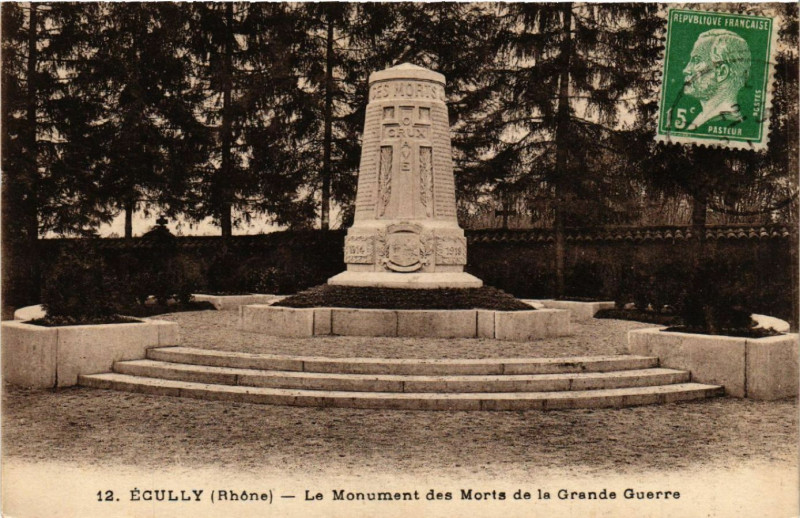 Carte postale ancienne Ecully Le Monument des Morts de la Grande Guerre à Écully