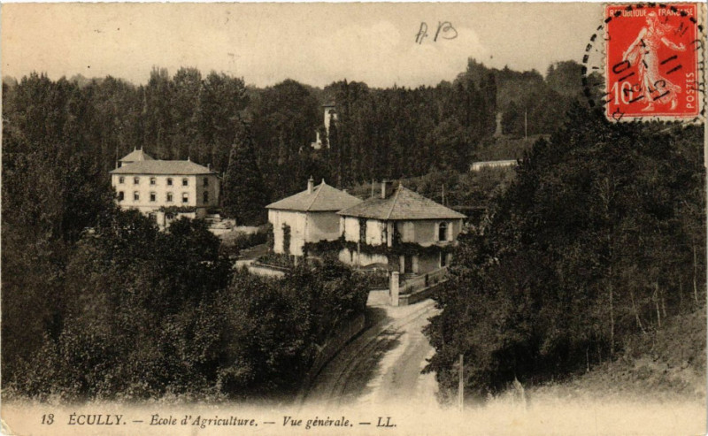 Carte postale ancienne Ecully Ecole d'Agriculture vue générale à Écully