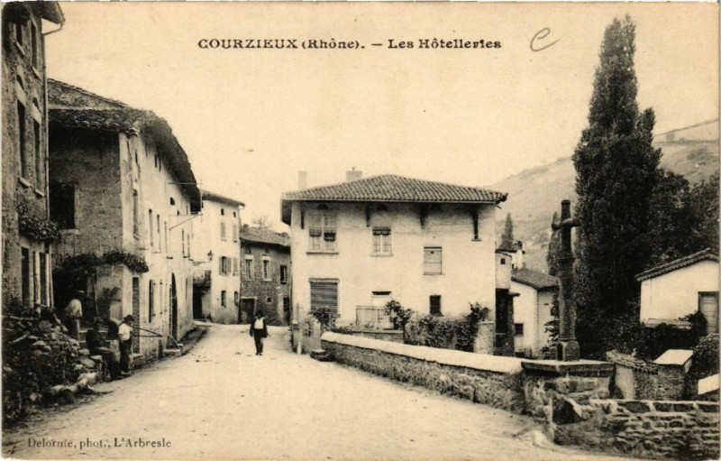 Carte postale ancienne COURZIEUx - Les Hotelleries à Courzieu