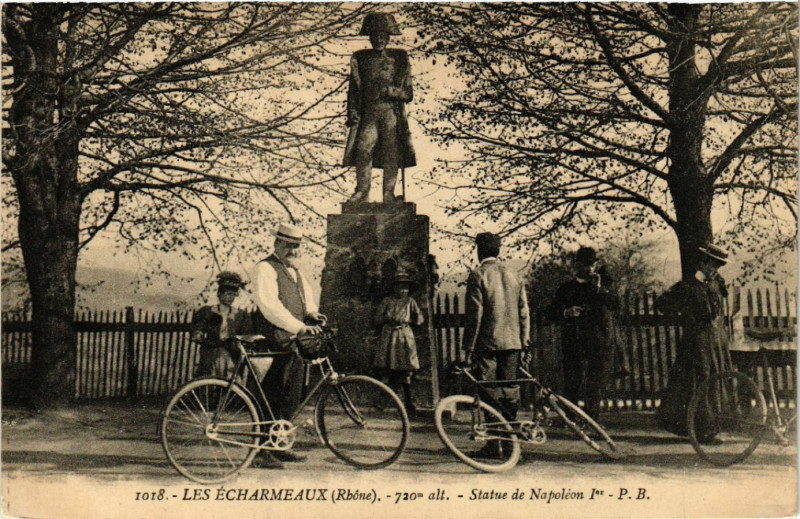 Carte postale ancienne Les Echarmeaux - 720 m Alt-Statue de Napoleon Ier