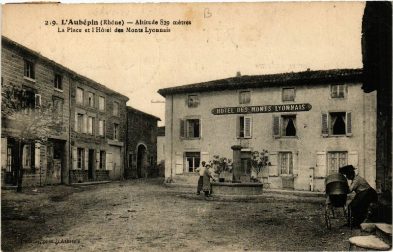 Carte postale ancienne L'Aubepin - Alt. 829 m - La Place et l'Hotel des Monte