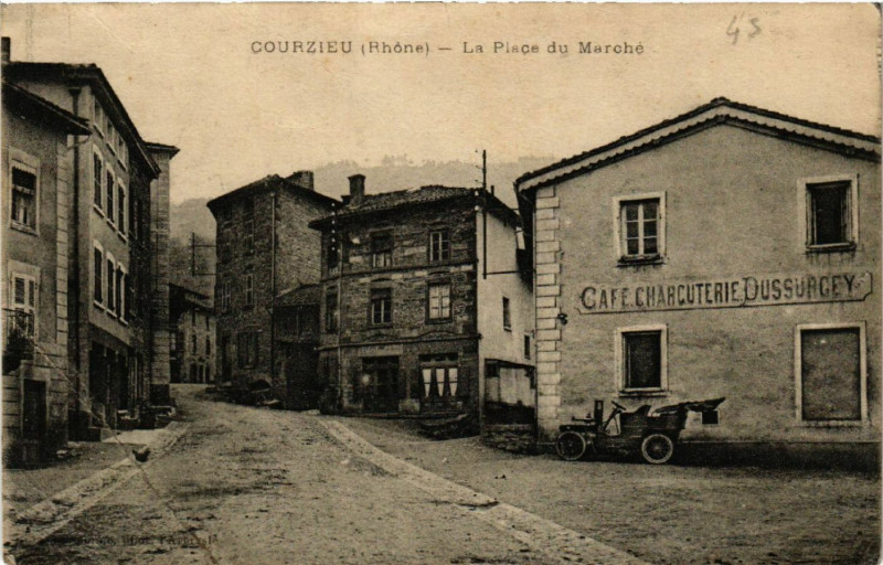 Carte postale ancienne Courzieu - La Place du Marché à Courzieu