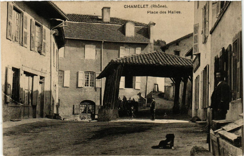 Carte postale ancienne Chamelet - Place des Halles à Chamelet