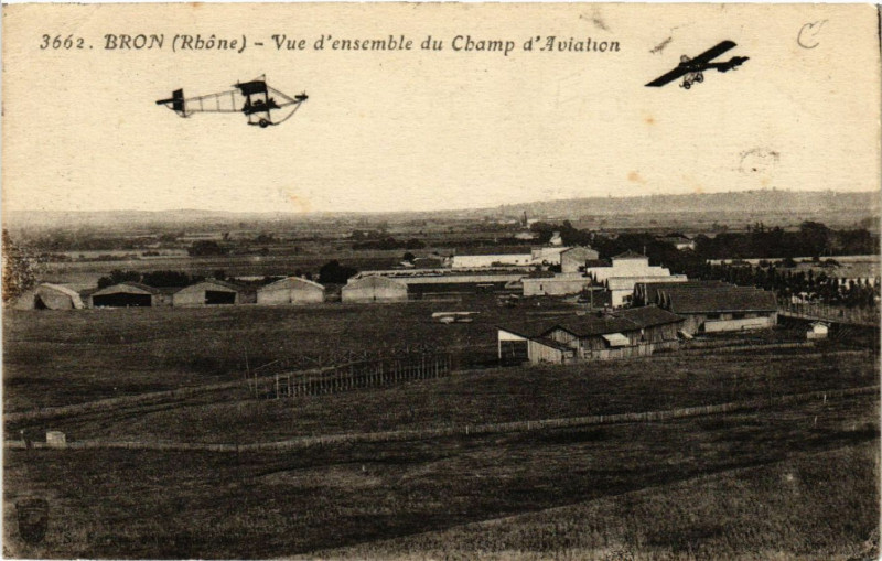 Carte postale ancienne Bron - Vue d'ensemble du Champ d'Aviation à Bron