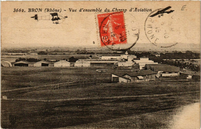 Carte postale ancienne Bron - Vue d'ensemble du Champ d'Aviation à Bron