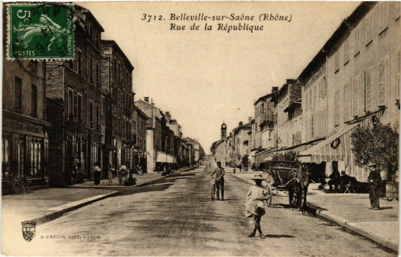 Carte postale ancienne Belleville-sur-Saone - Rue de la Republique