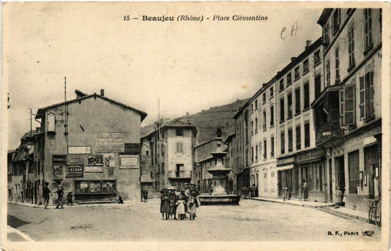 Carte postale ancienne Beaujeu - Place Clementine à Beaujeu