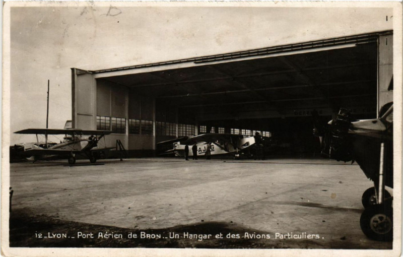 Carte postale ancienne Lyon - Port Aerien de Bron - Un Hanger et des Avions Particuliers à Lyon