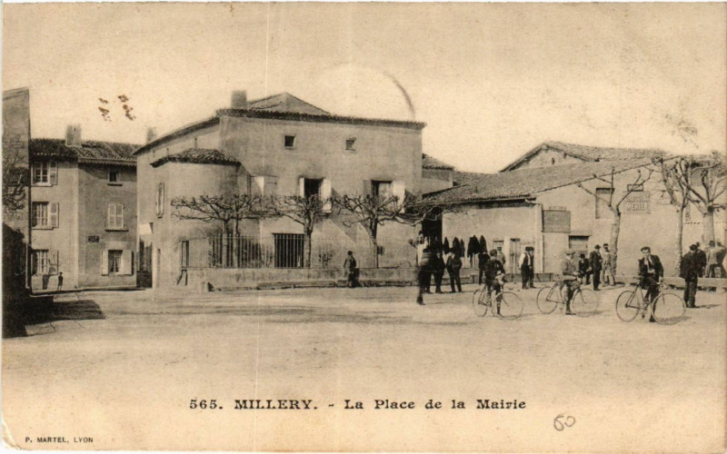 Carte postale ancienne Millery - La Place de la Mairie à Millery