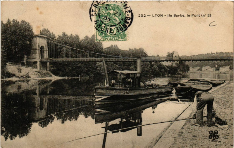 Carte postale ancienne Lyon - Ile Barbe le Pont à Lyon