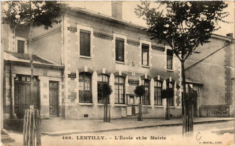 Carte postale ancienne Lentilly - L'Ecole et la Mairie à Lentilly