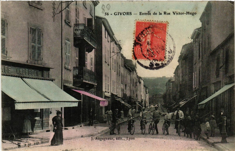 Carte postale ancienne Givors - Entrée de la Rue Victor-Hugo à Givors