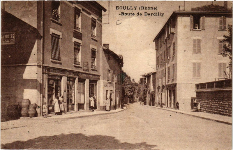 Carte postale ancienne Ecully - Route de Dardilly à Écully