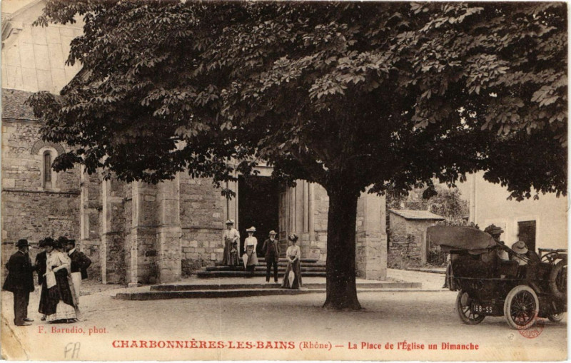Carte postale ancienne Charbonnieres-les-Bains - La Place de l'Eglise un Dimanche à Charbonnières-les-Bains