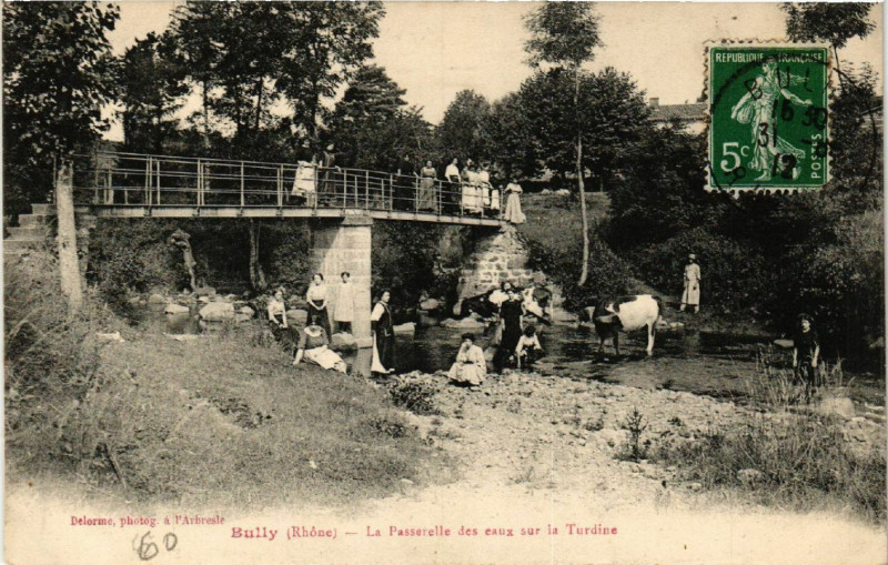 Carte postale ancienne Bully - La Passerrelle des eaux sur la Turdine à Bully