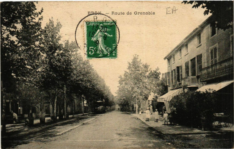 Carte postale ancienne Bron - Route de Grenoble à Bron