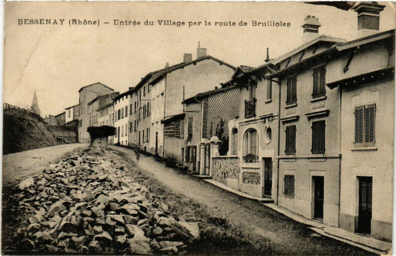 Carte postale ancienne Bessenay - Entrée du Village par la route de Brullioles à Bessenay
