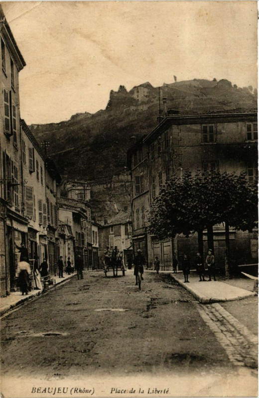 Carte postale ancienne Beaujeu - Place de la Liberte à Beaujeu