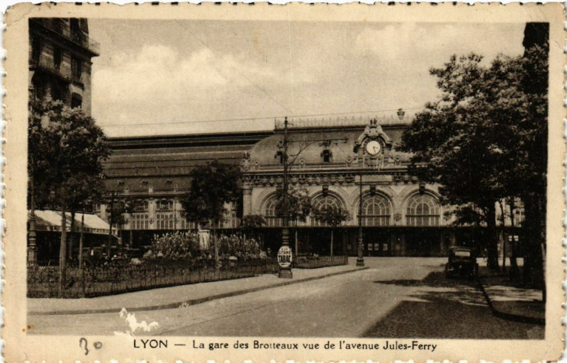 Carte postale ancienne Lyon-La Gare des Brotteaux vue de l'avenue Jules Ferry à Lyon