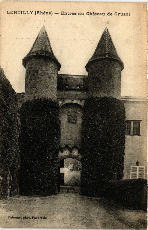 Carte postale ancienne Lentilly - Entrée du Chateau de Cruzol à Lentilly