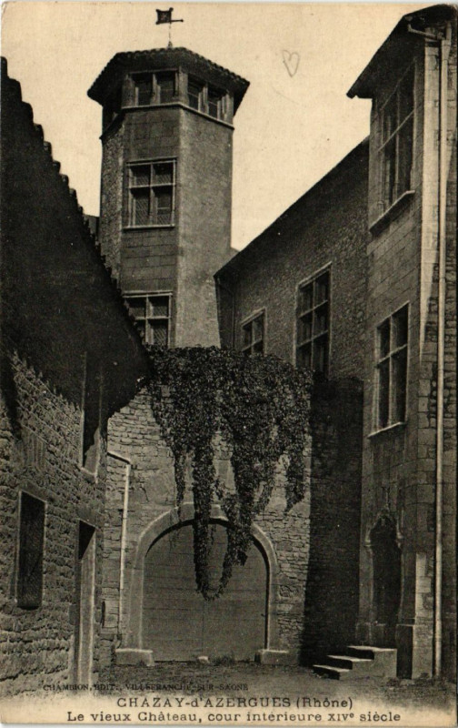 Carte postale ancienne Chazay-d'Azergues - Le vieux Chateau cour interieure Xiv s à Chazay-d'Azergues