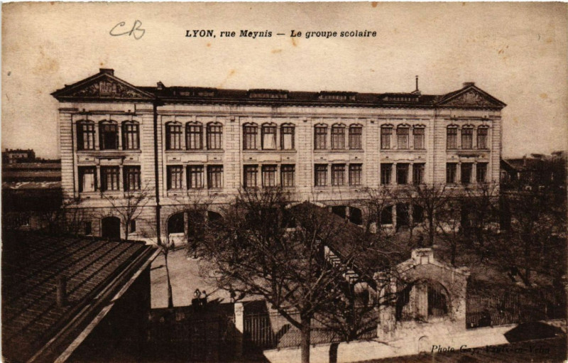 Carte postale ancienne Lyon-Rue Meynis. Le groupe scolaire à Lyon