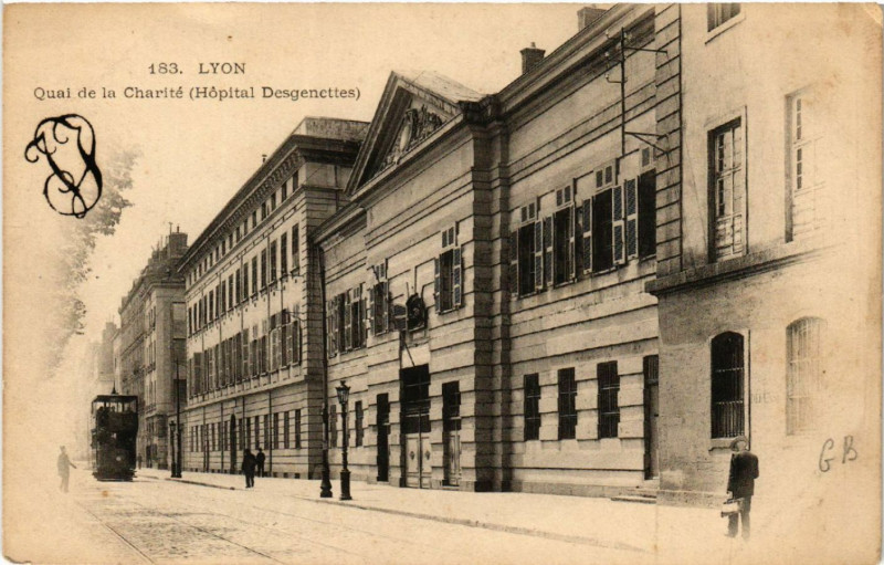 Carte postale ancienne Lyon-Quai de la Charite Hopital Desgenettes à Lyon
