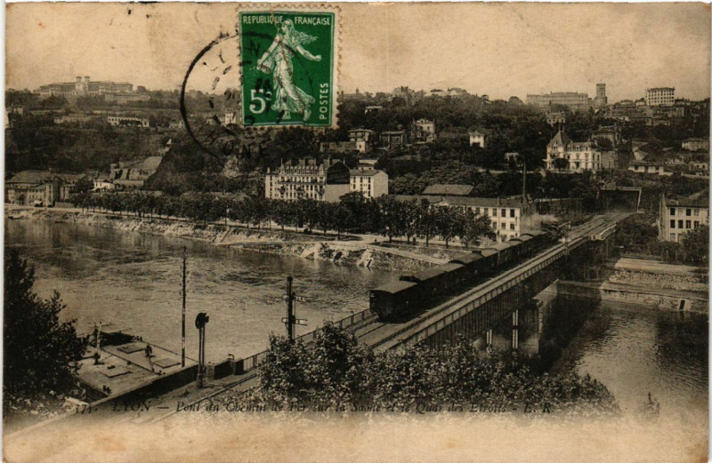 Carte postale ancienne Lyon-Pont du Chemin de Fer sur la Saone et le Quai à Lyon