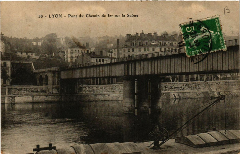 Carte postale ancienne Lyon-Pont du Chemin de Fer sur la Saone à Lyon