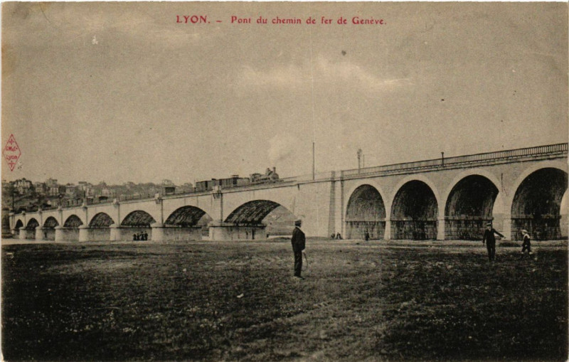 Carte postale ancienne Lyon-Pont du Chemin de Fer de Geneve à Lyon