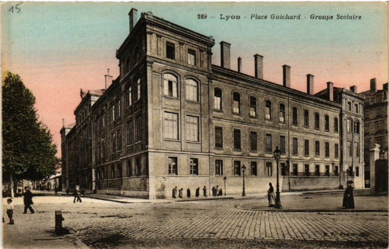 Carte postale ancienne Lyon-Place Guichard Groupe Scolaire à Lyon