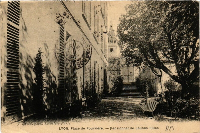 Carte postale ancienne Lyon-Place de Fourviere Pensionnat de Jeunes Filles à Lyon