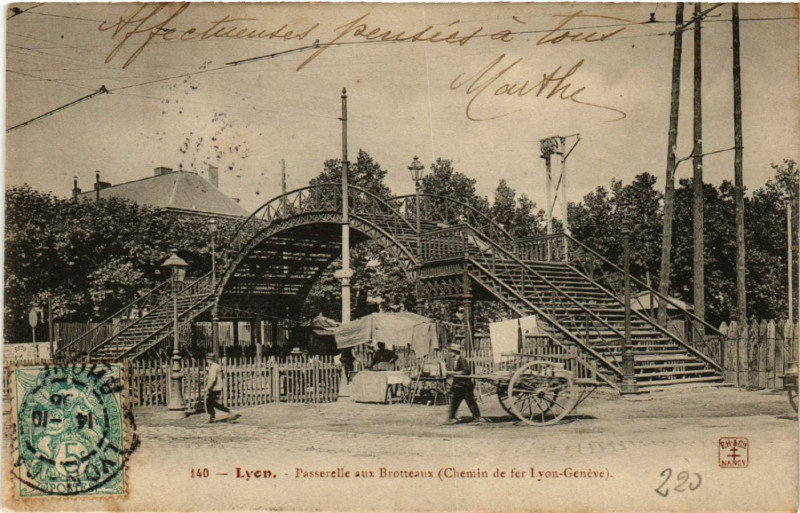 Carte postale ancienne Lyon-Passerelle aux Brotteaux à Lyon