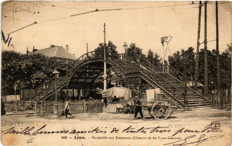 Carte postale ancienne Lyon-Passarelle aux Brotteaux à Lyon