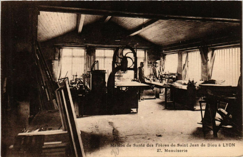 Carte postale ancienne Lyon-Maison de Sante des Freres de St-Jean de Dieu a Lyon à Lyon