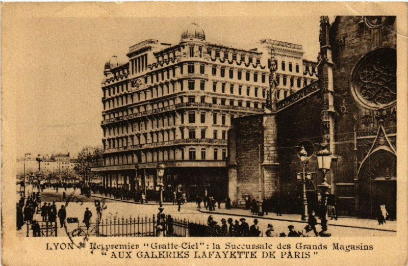 Carte postale ancienne Lyon-Le premier Gratte Ciel la Succursale des Grands Magasins à Lyon