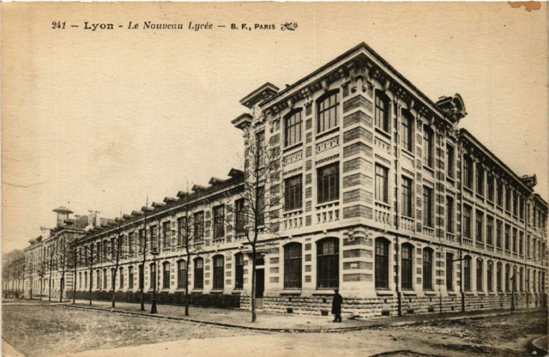 Carte postale ancienne Lyon-Le Nouveau Lycée à Lyon