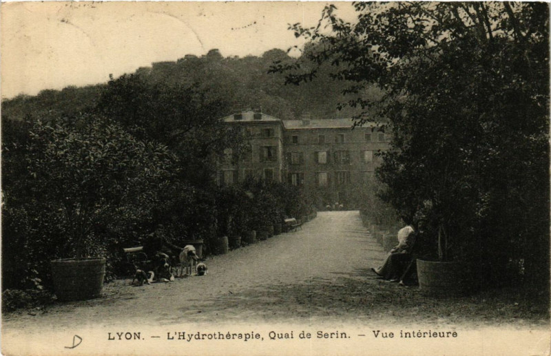 Carte postale ancienne Lyon-L'Hydrotherapie Quai de Serin. Vue interieure à Lyon