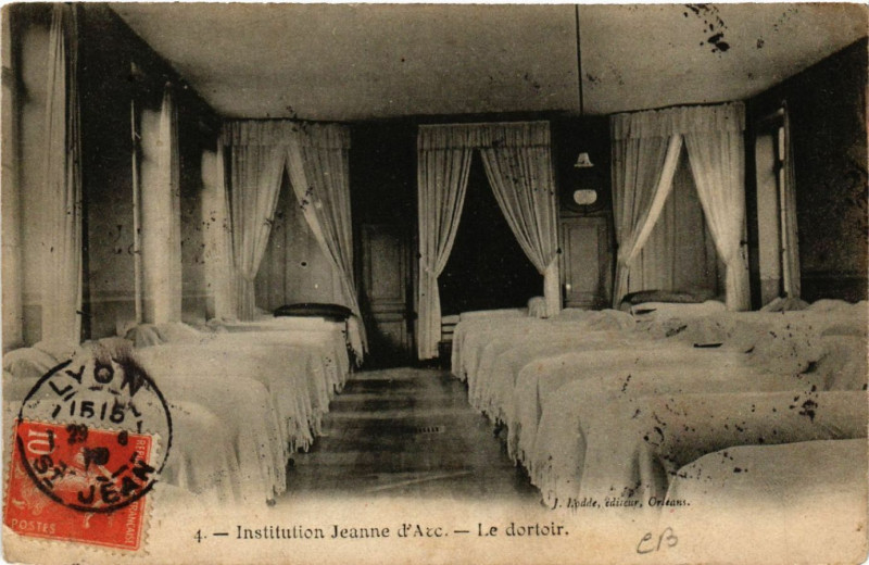 Carte postale ancienne Lyon-Inst. Jeanne d'Arc Le dortoir à Lyon