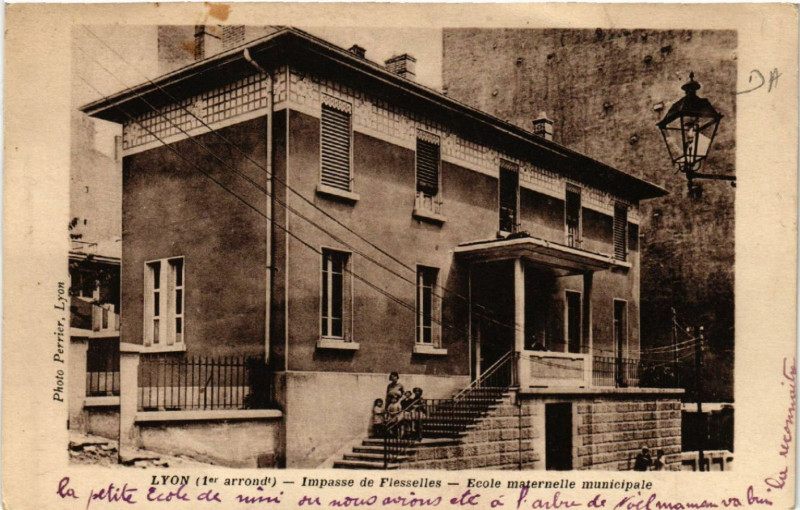 Carte postale ancienne Lyon-Impasse de Flesselles-Ecole maternelle municipale à Lyon