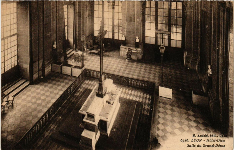 Carte postale ancienne Lyon-Hotel Dieu Salle du Grand-Dome à Lyon