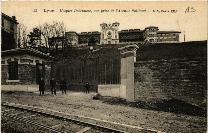Carte postale ancienne Lyon-Hospice Debrousse vue prise de l'Avenue Vallioud à Lyon