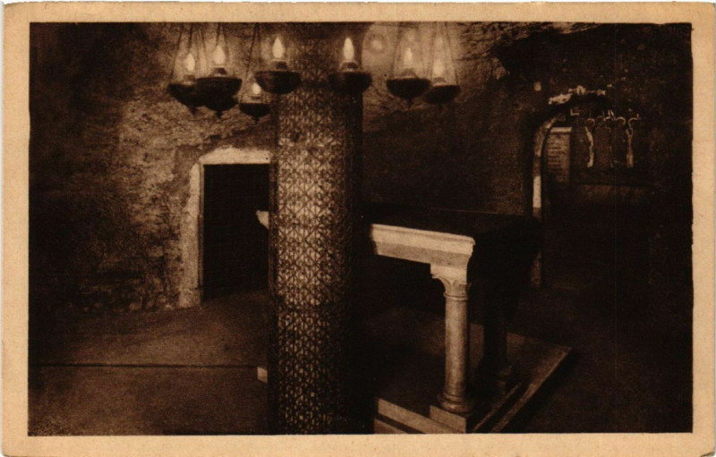 Carte postale ancienne Lyon-Hopital St-Pothin Crypte du Caveau de St-Pothin à Lyon