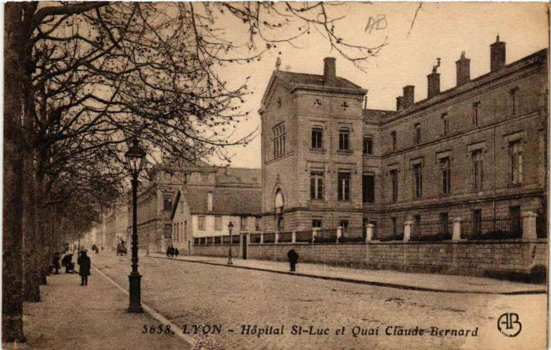 Carte postale ancienne Lyon-Hopital St-Luc et Quai Claude Bernard à Lyon