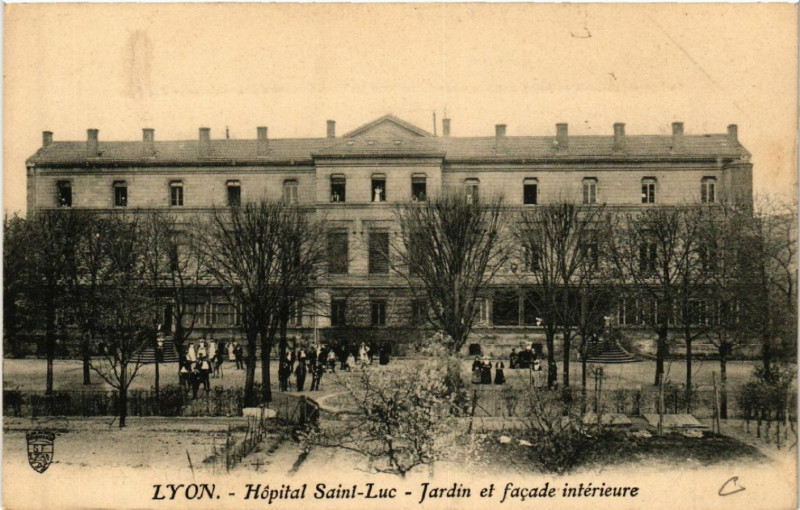 Carte postale ancienne Lyon-Hopital St-Luc Jardin et facade interieure à Lyon