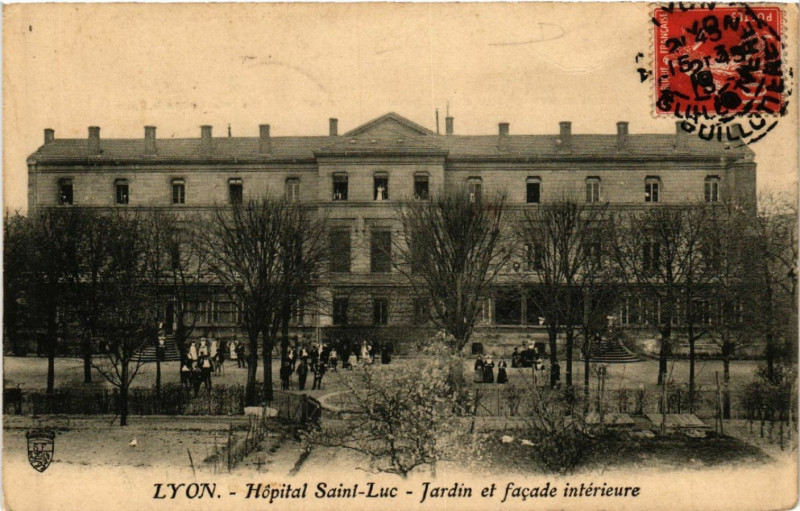 Carte postale ancienne Lyon-Hopital St-Luc Jardin et facade interieure à Lyon