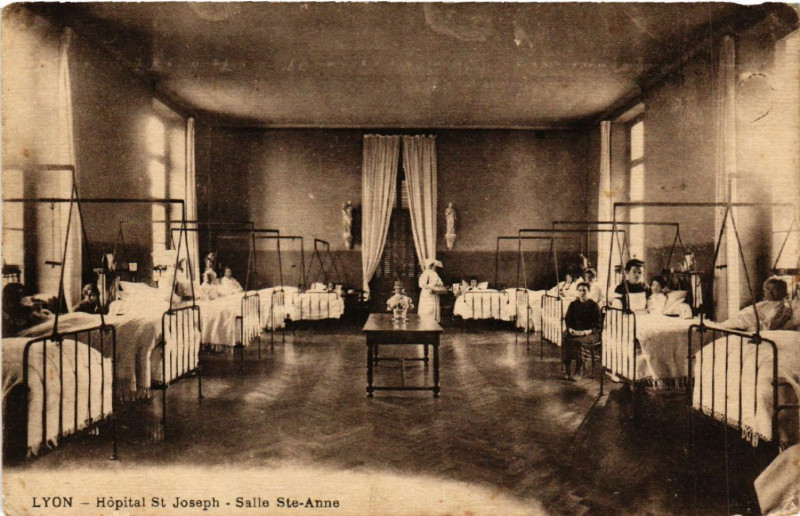 Carte postale ancienne Lyon-Hopital St-Joseph. Salle Ste-Anne à Lyon
