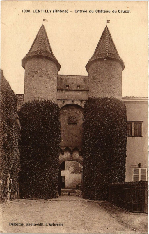 Carte postale ancienne Lentilly - Entrée du Chateau du Cruzol à Lentilly
