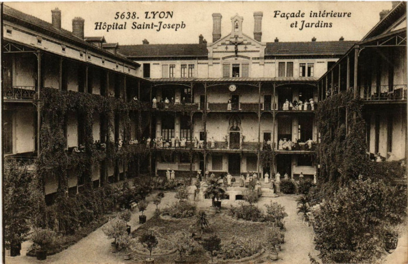 Carte postale ancienne Lyon-Hopital St-Joseph Facade interieure et Jardins à Lyon