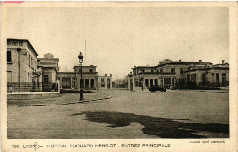 Carte postale ancienne Lyon-Hopital Edouard Herriot Entrée Principale à Lyon